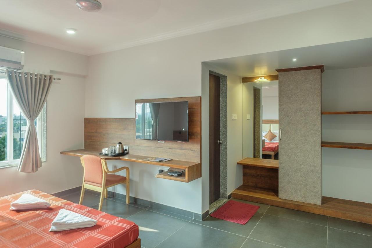 Hotel Opal Колхапур Екстериор снимка
