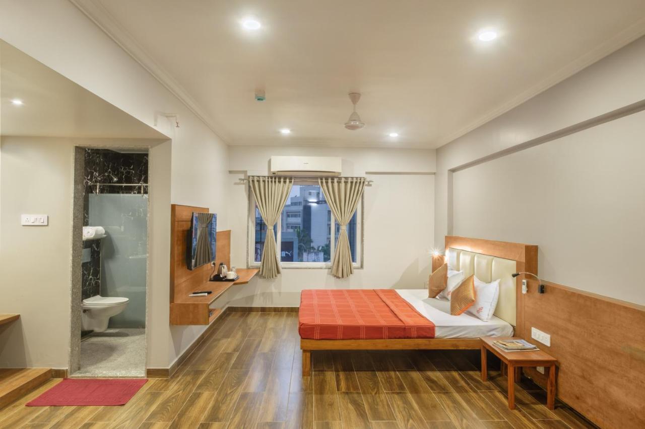 Hotel Opal Колхапур Екстериор снимка