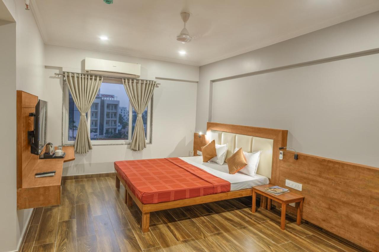 Hotel Opal Колхапур Екстериор снимка