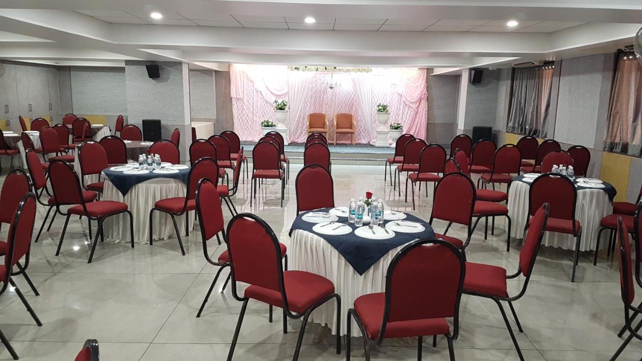 Hotel Opal Колхапур Екстериор снимка