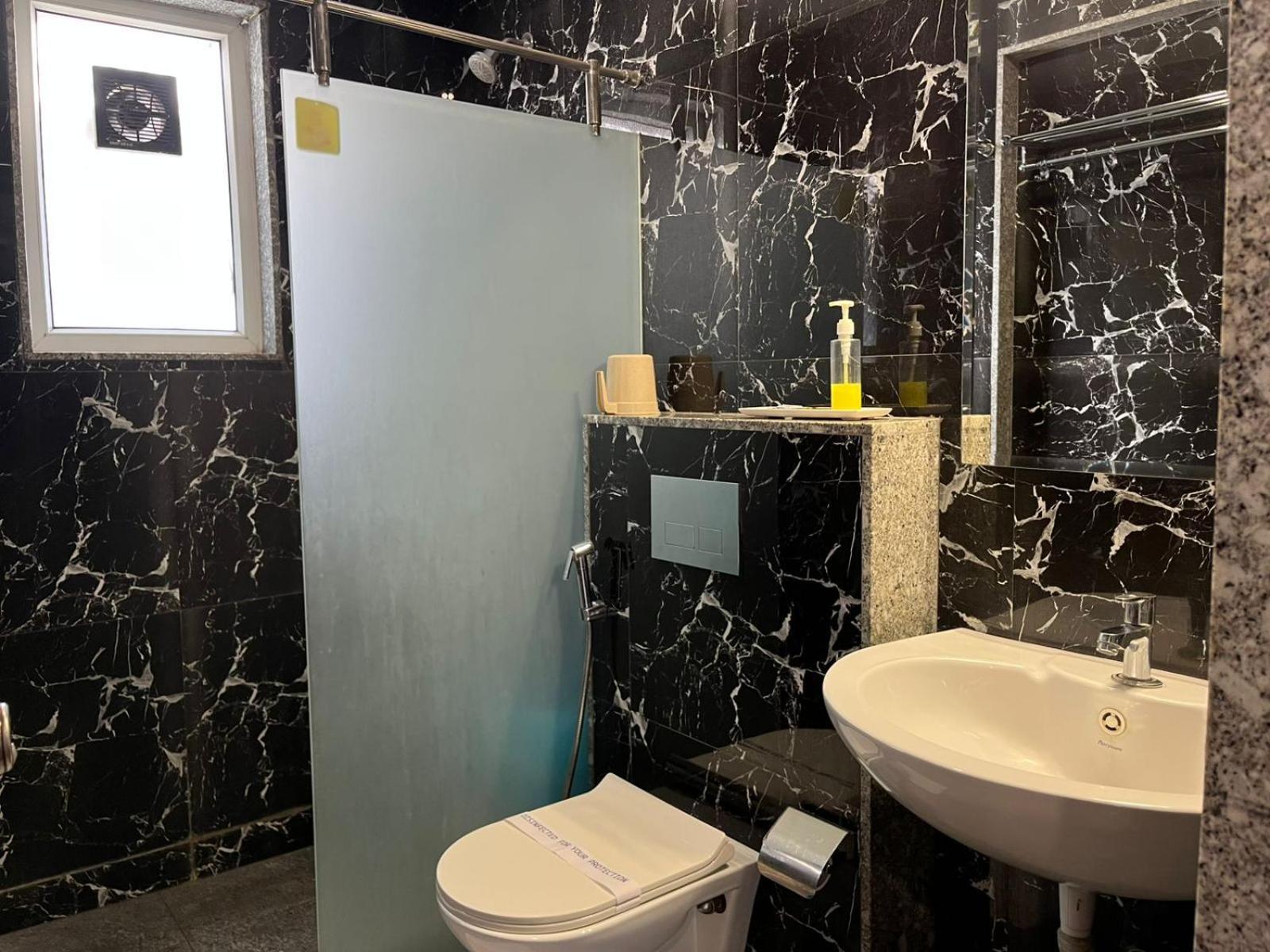 Hotel Opal Колхапур Екстериор снимка